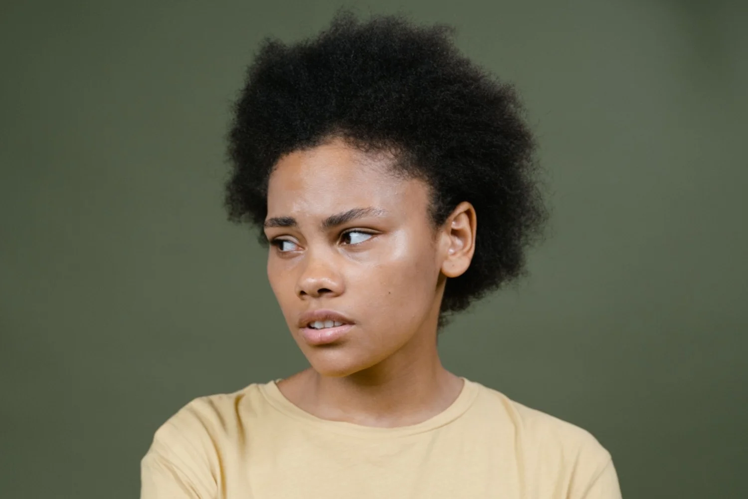 a girl with an healthy loose hair